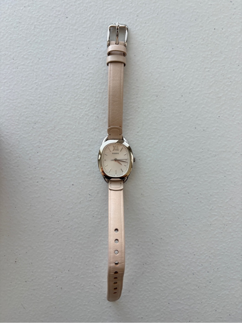 Fossil Ladies Silver-Tone Case Watch Beige Leather Strap NWOT - Picture 2 of 4